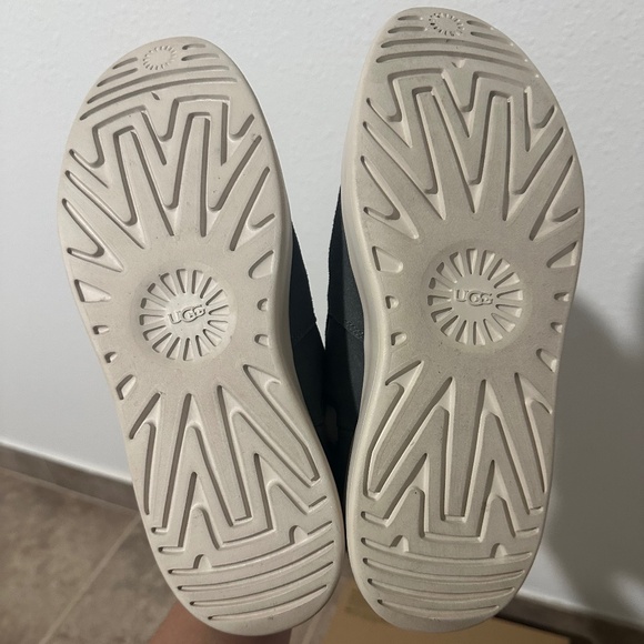 UGG CLASSIC BOOM BOOTIE - Picture 6 of 6